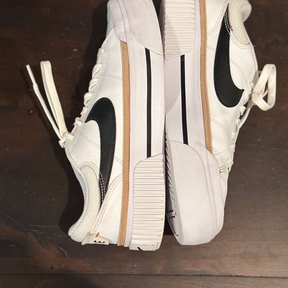 WOMEN'S NIKE COURT LEGACY LIFT PLATFORM SNEAKERS- Size 8.5 - Picture 2 of 5